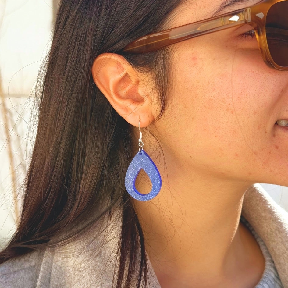 Boucles d'oreilles en résine bleue - Design goutte scintillante fait main