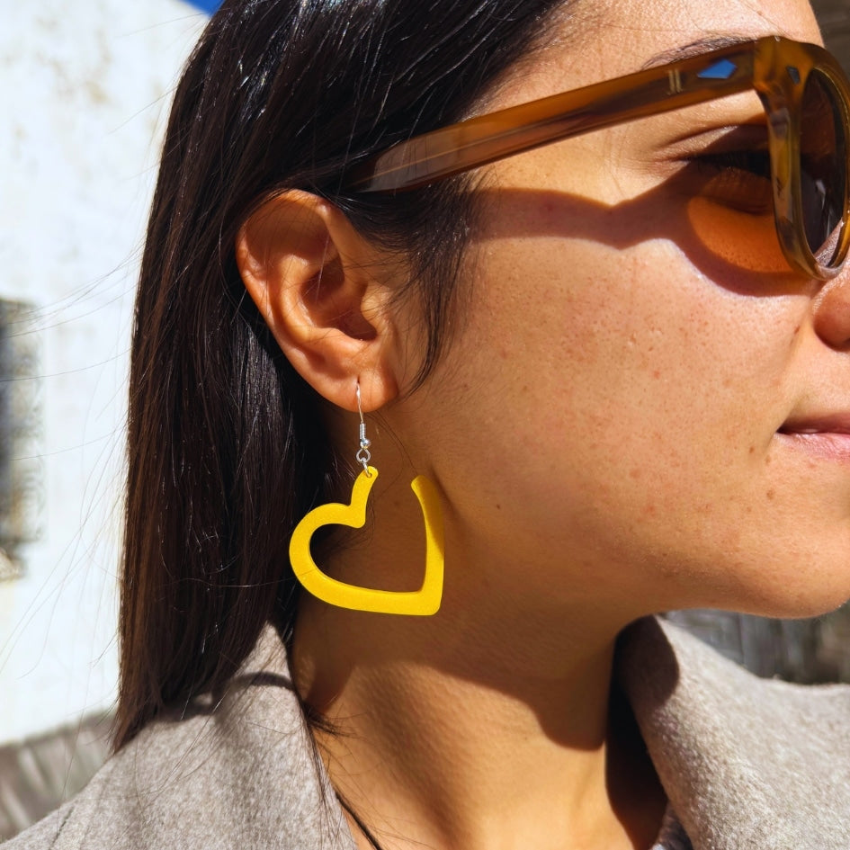 Boucles d'oreilles en résine jaune - Design cœur fait main