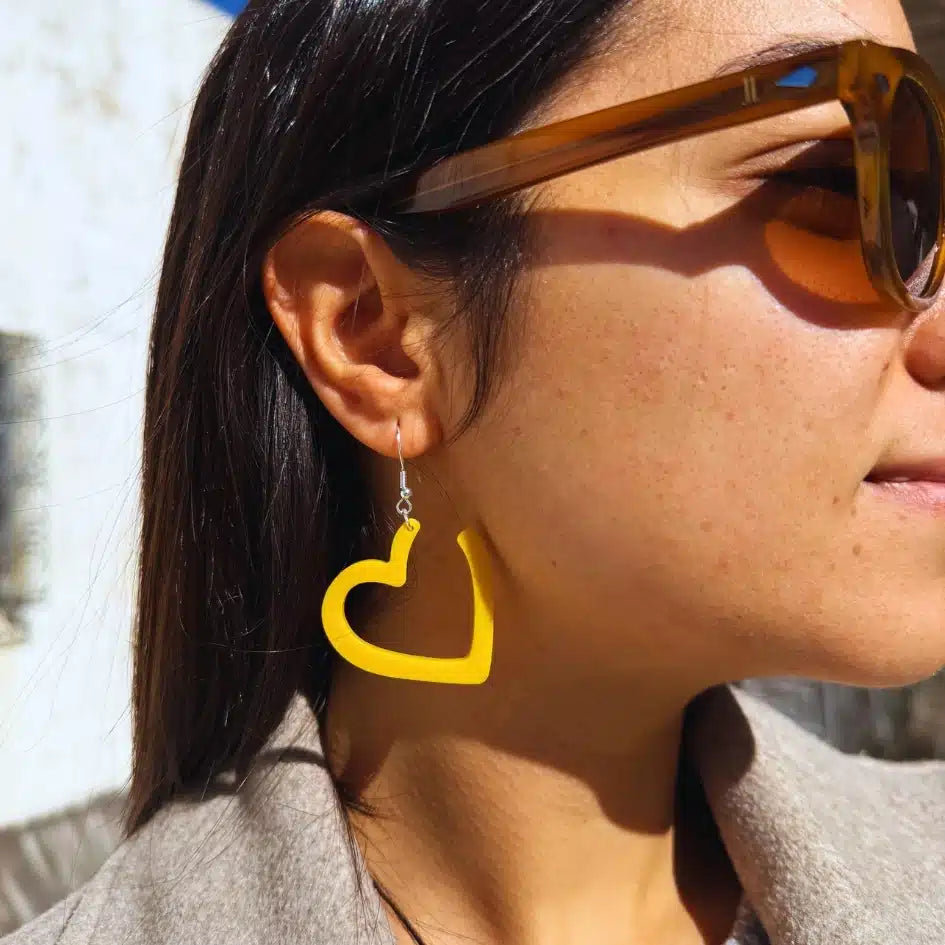 Boucles d'oreilles en résine jaune - Design cœur fait main