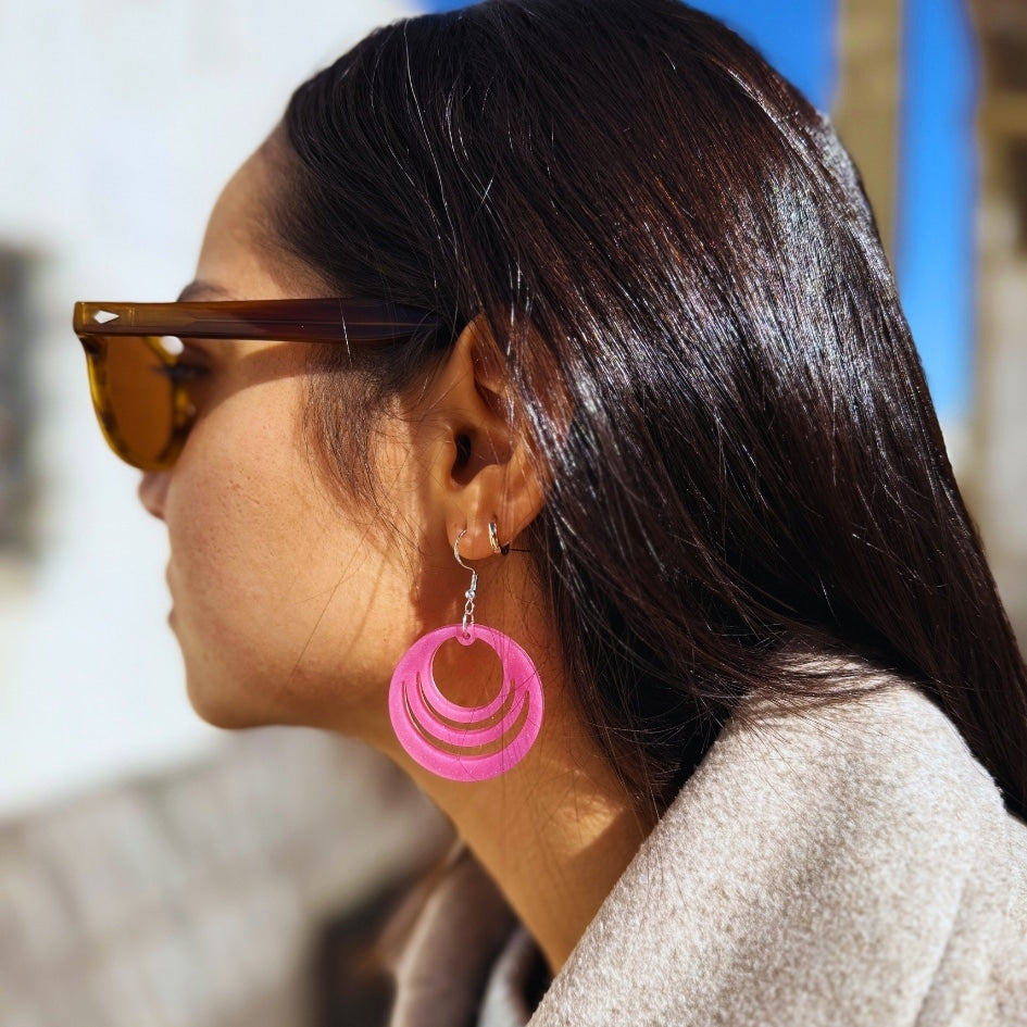 Boucles d'oreilles en résine rose - Design circulaire scintillant fait main