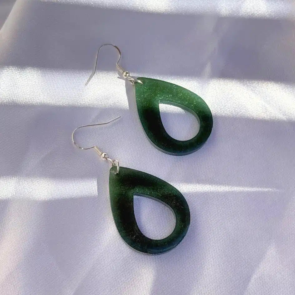 Boucles d'oreilles en résine verte - Goutte scintillante fait main