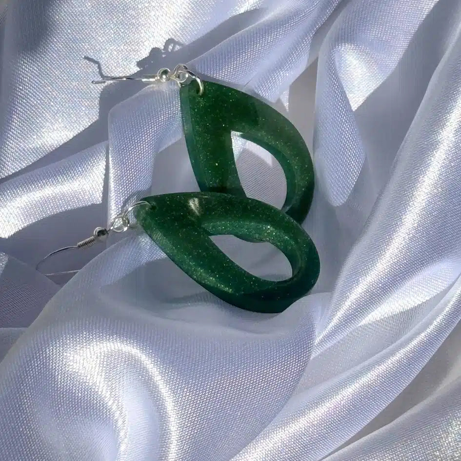 Boucles d'oreilles en résine verte - Goutte scintillante fait main