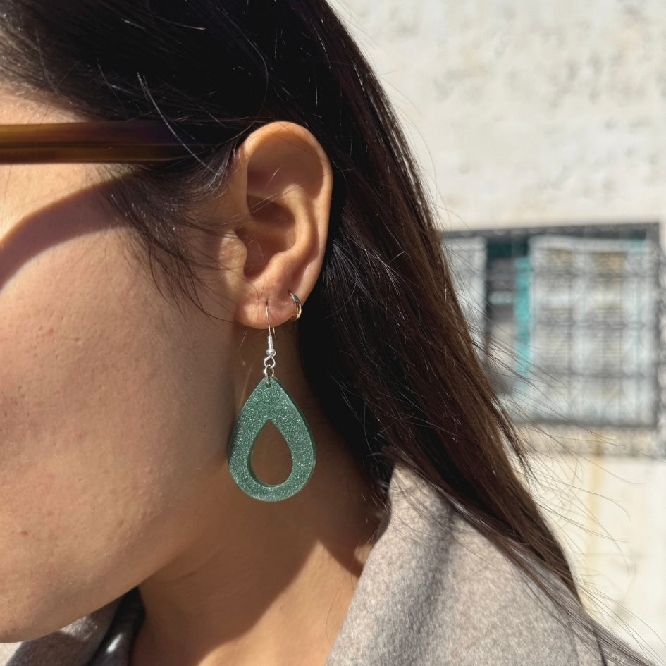 Boucles d'oreilles en résine verte - Goutte scintillante fait main
