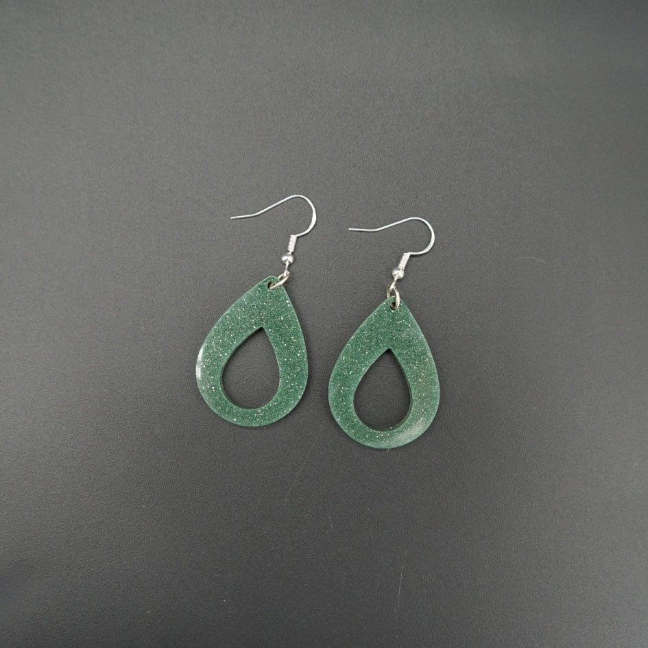 Boucles d'oreilles en résine verte - Goutte scintillante fait main
