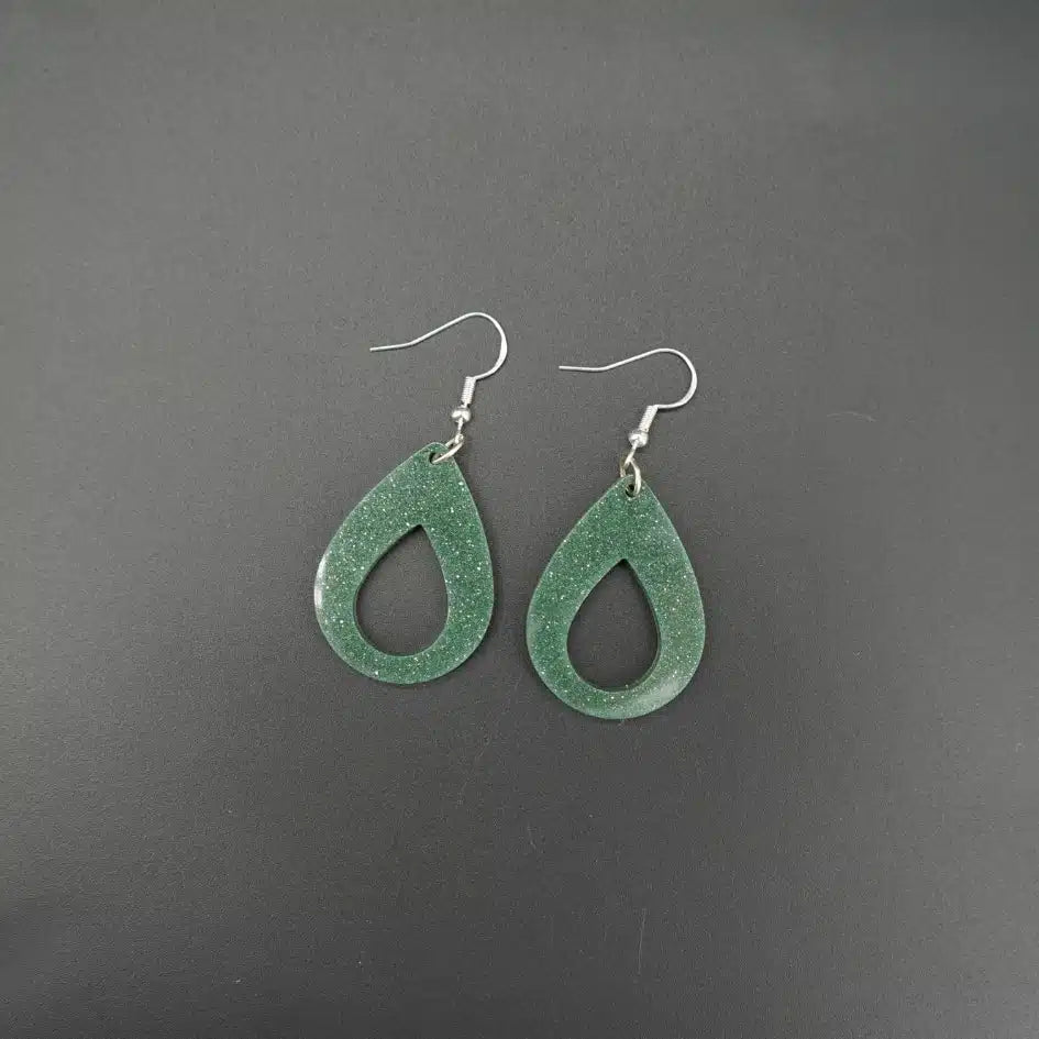 Boucles d'oreilles en résine verte - Goutte scintillante fait main