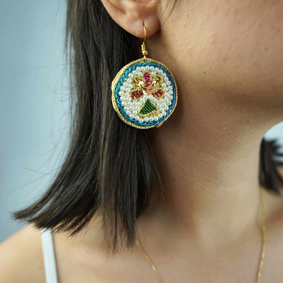Boucles d’oreilles rondes brodées