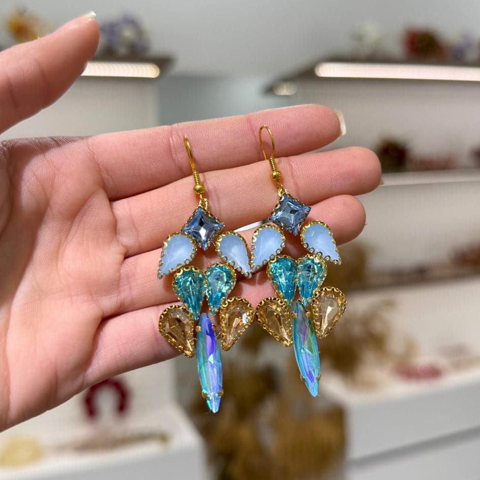 Collier double rangs en perles et pendentif en cristaux bleus – Look élégant