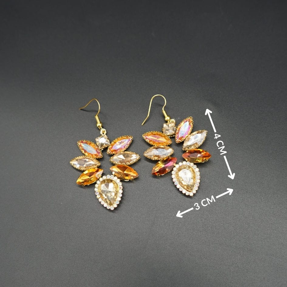 Boucles d'oreilles dorées avec pierres scintillantes