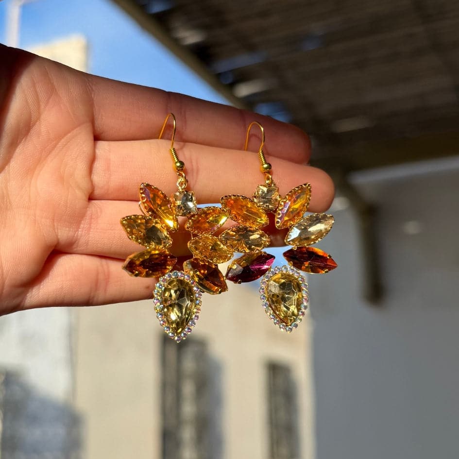 Boucles d'oreilles dorées avec pierres scintillantes