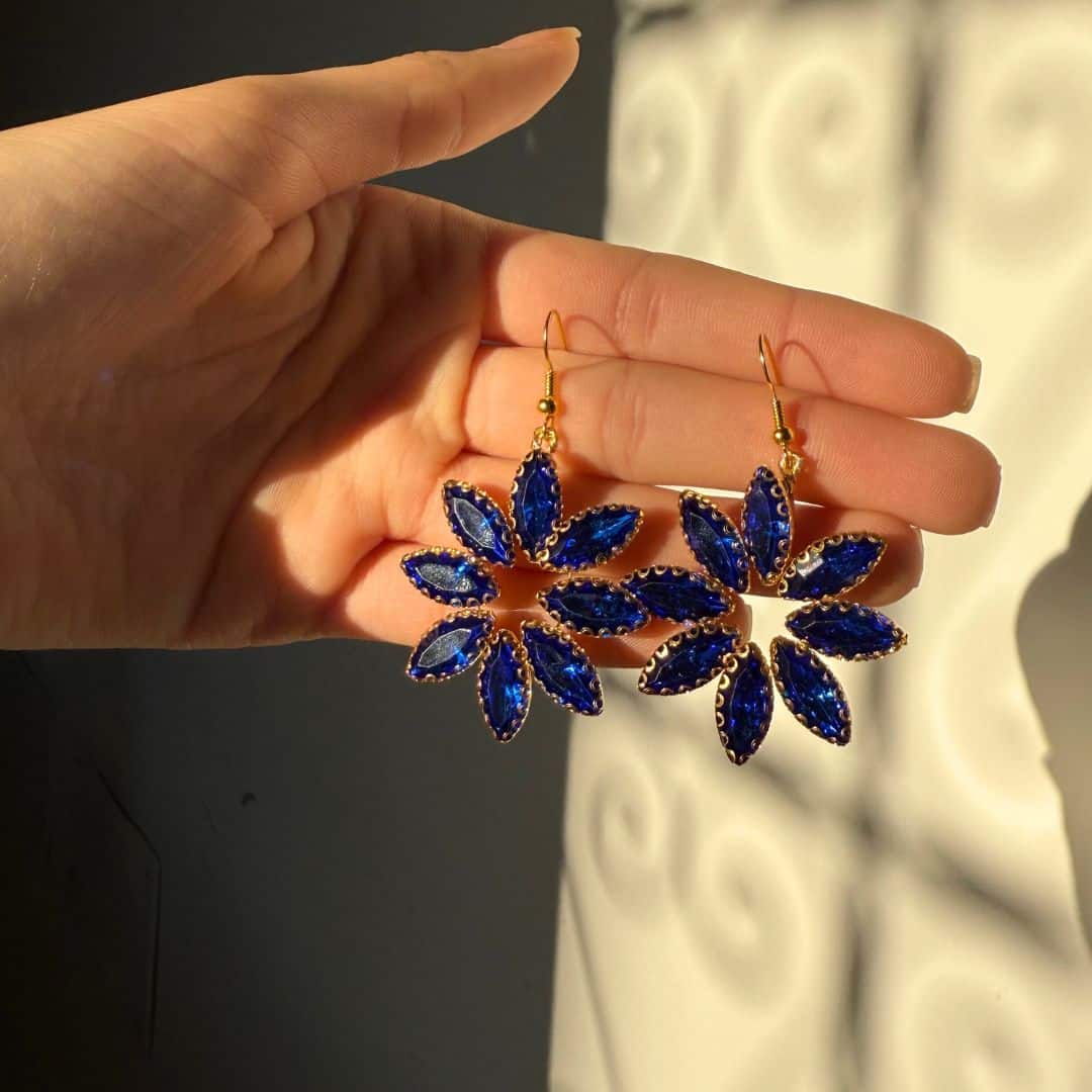 Boucles d'oreilles scintillantes avec design floral en strass bleu roi