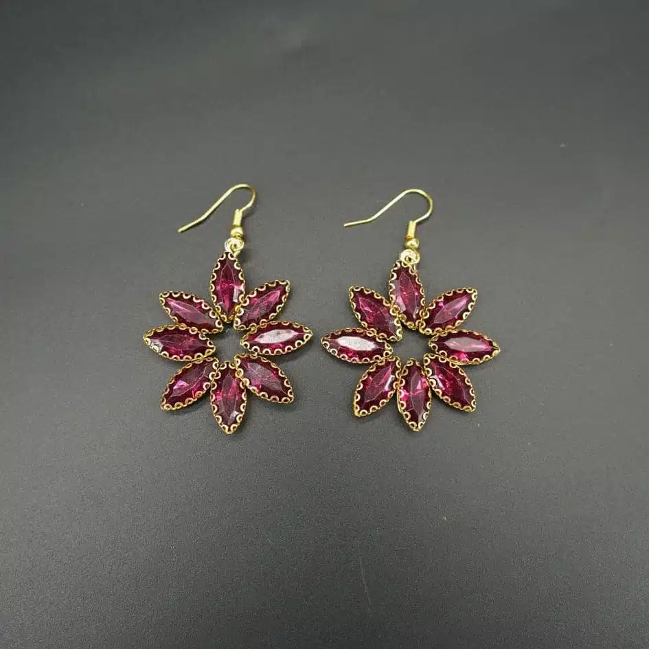 Boucles d'oreilles scintillantes avec design floral en strass mauve