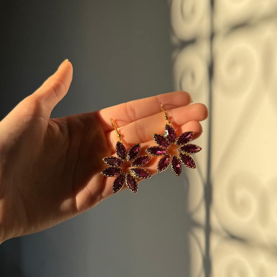 Boucles d'oreilles scintillantes avec design floral en strass mauve