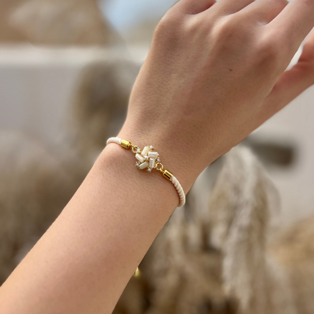 Bracelet Fleur doré avec cordon ajustable