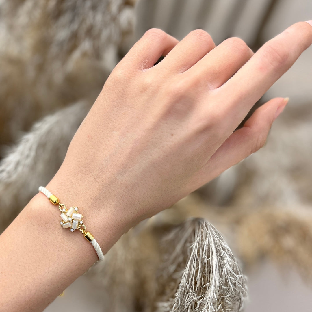 Bracelet Fleur doré avec cordon ajustable