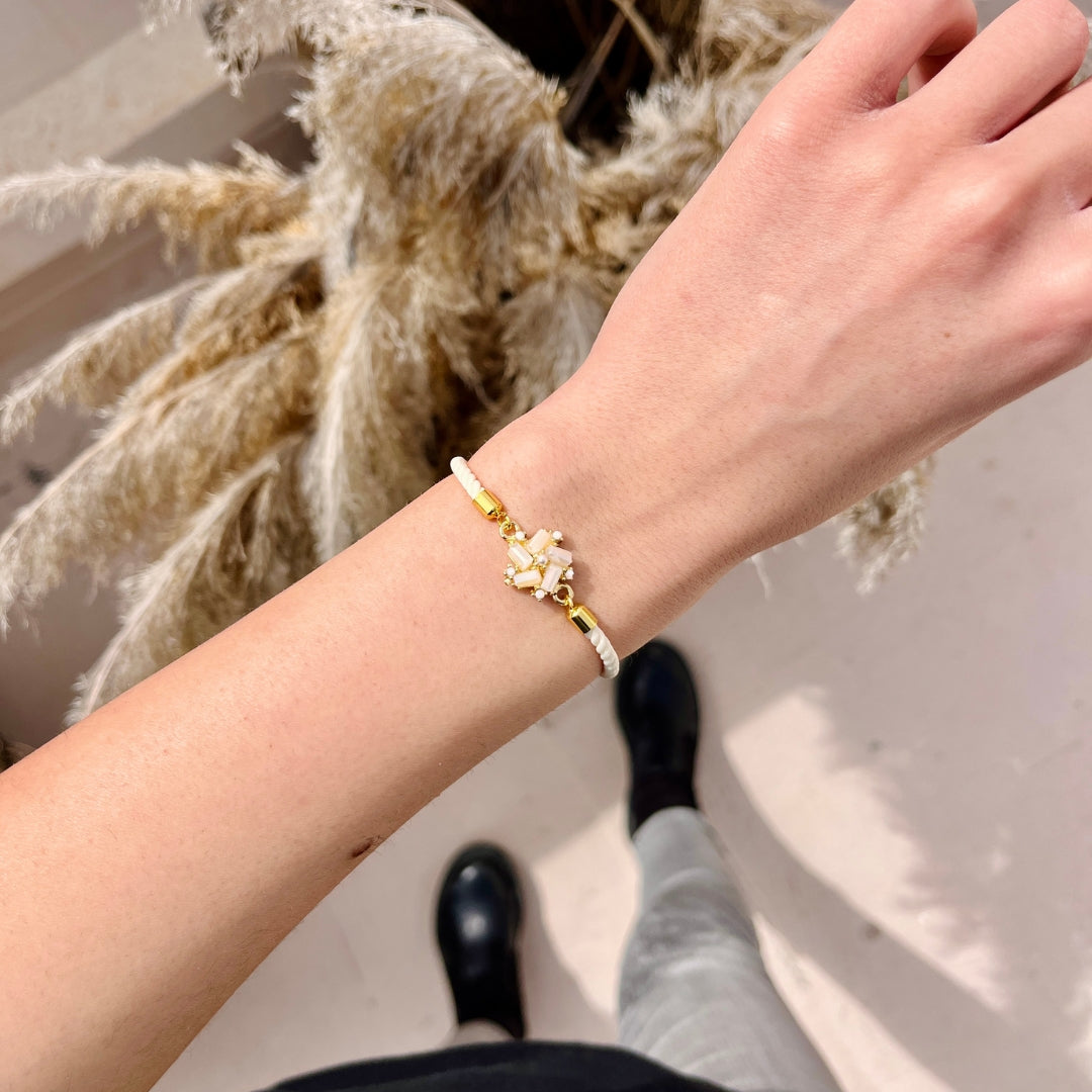 Bracelet Fleur doré avec cordon ajustable
