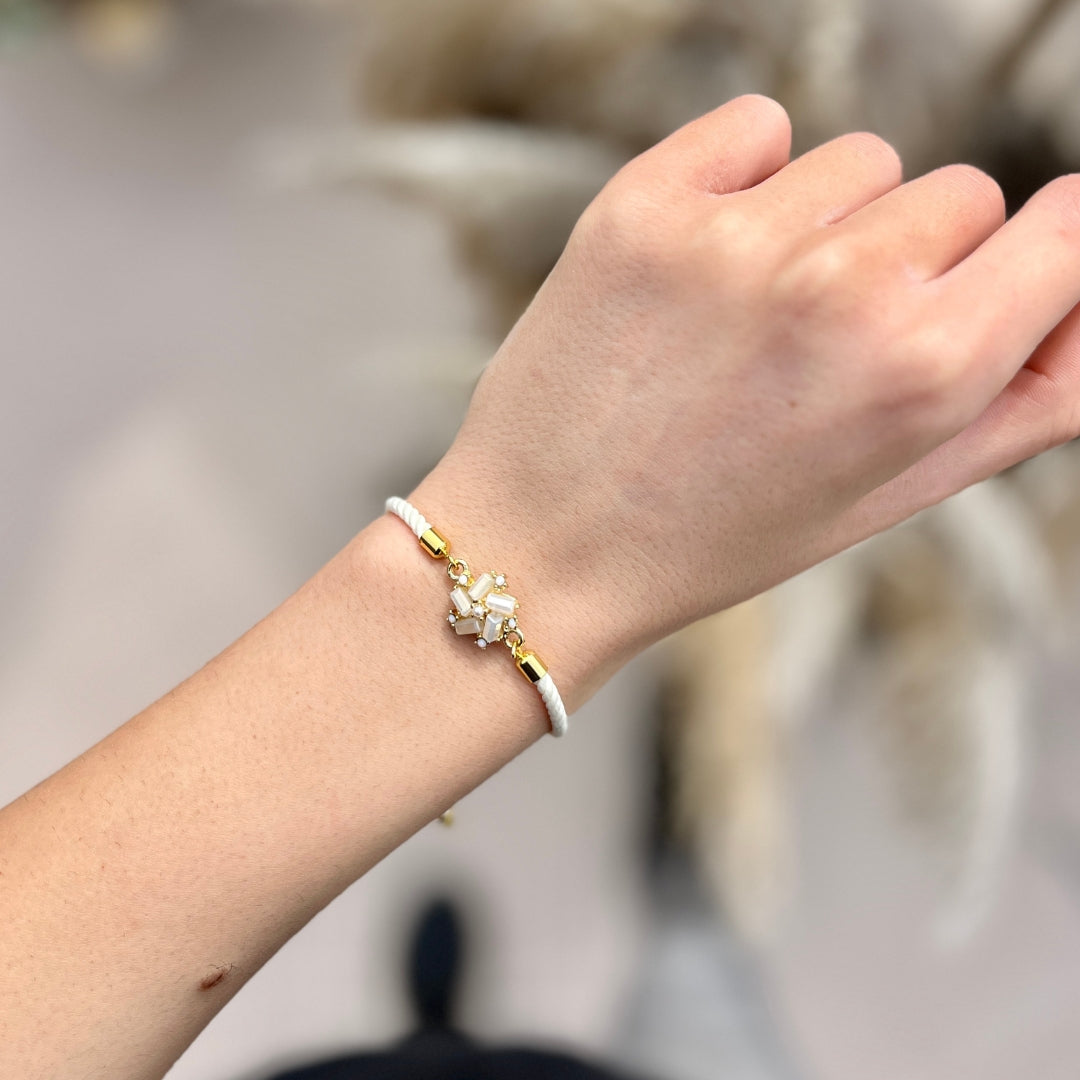 Bracelet Fleur doré avec cordon ajustable
