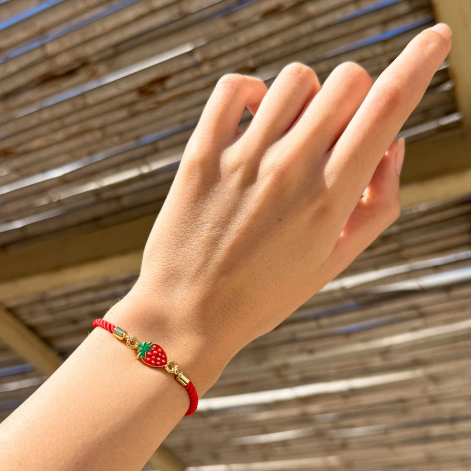 bracelet fraise charmant en cordon rouge ajustable et élégant