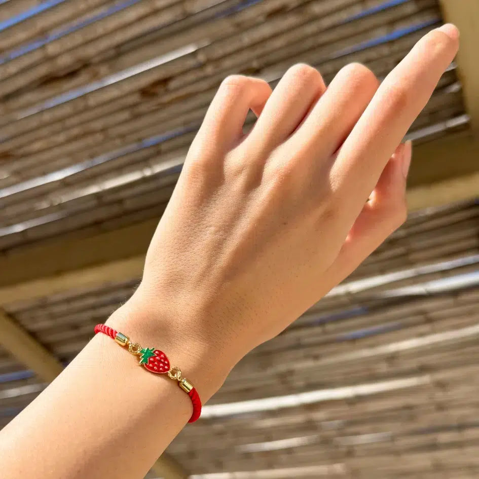 bracelet fraise charmant en cordon rouge ajustable et élégant