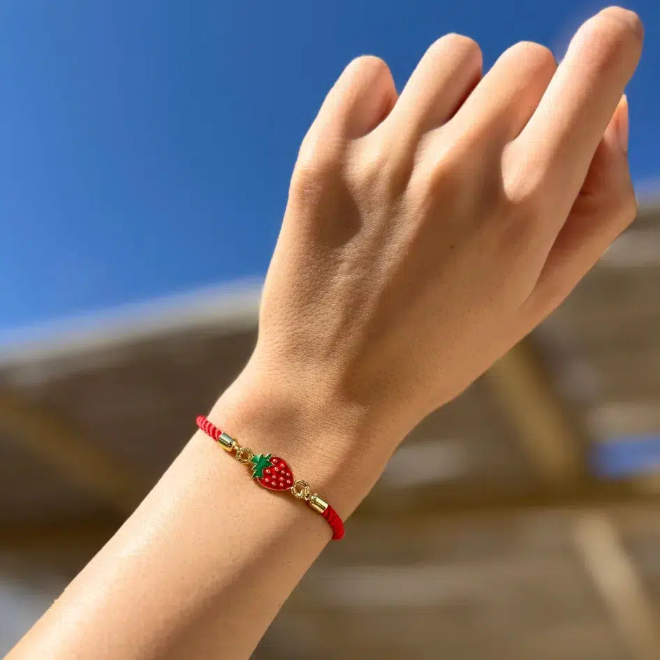bracelet fraise charmant en cordon rouge ajustable et élégant