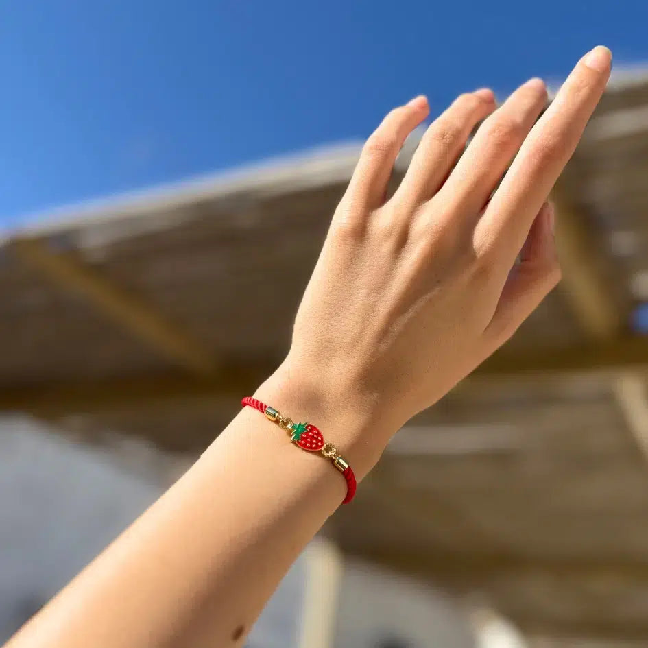 bracelet fraise charmant en cordon rouge ajustable et élégant