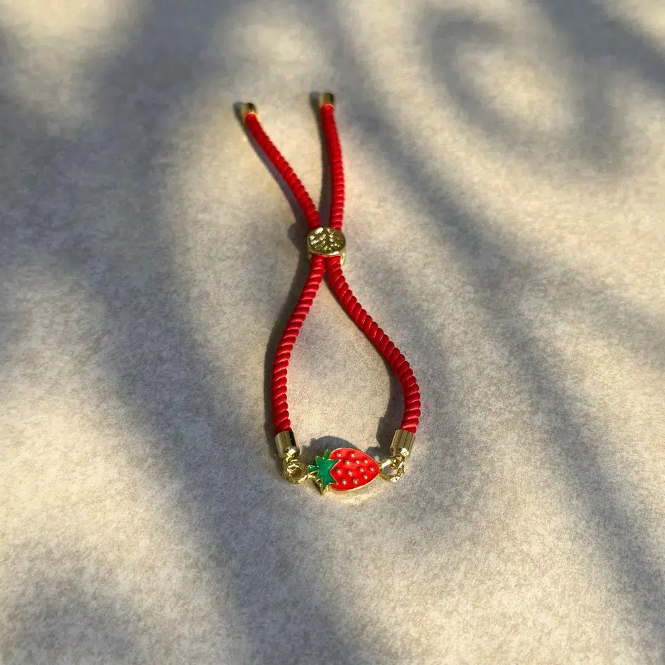bracelet fraise charmant en cordon rouge ajustable et élégant