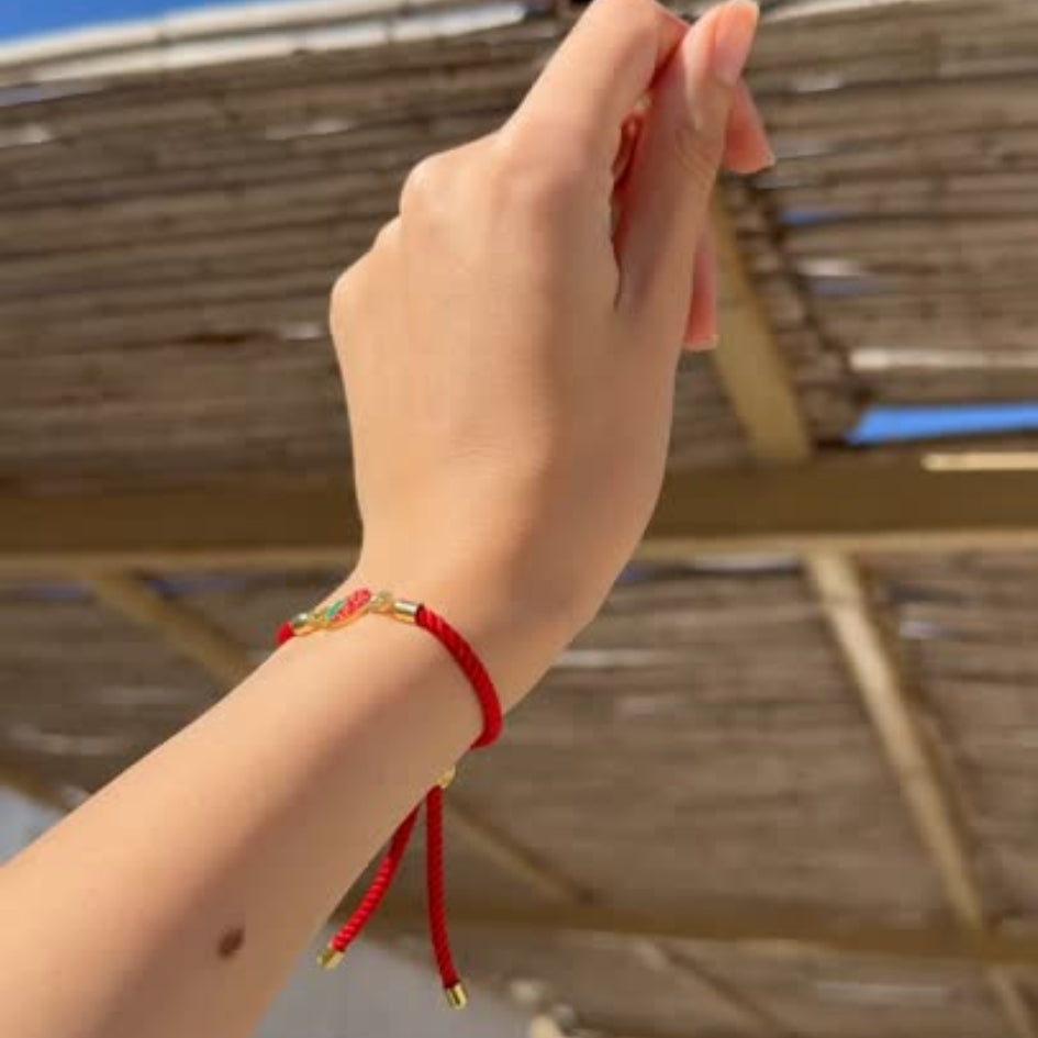 bracelet fraise charmant en cordon rouge ajustable et élégant