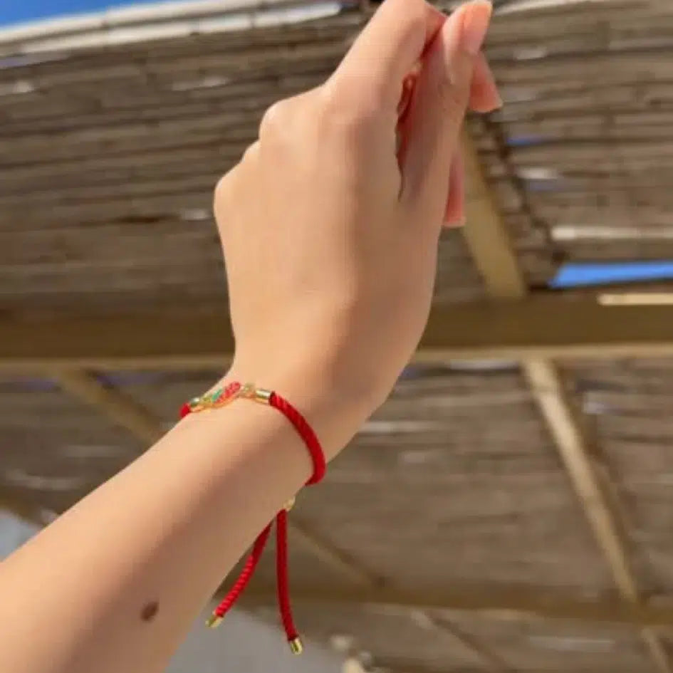 bracelet fraise charmant en cordon rouge ajustable et élégant