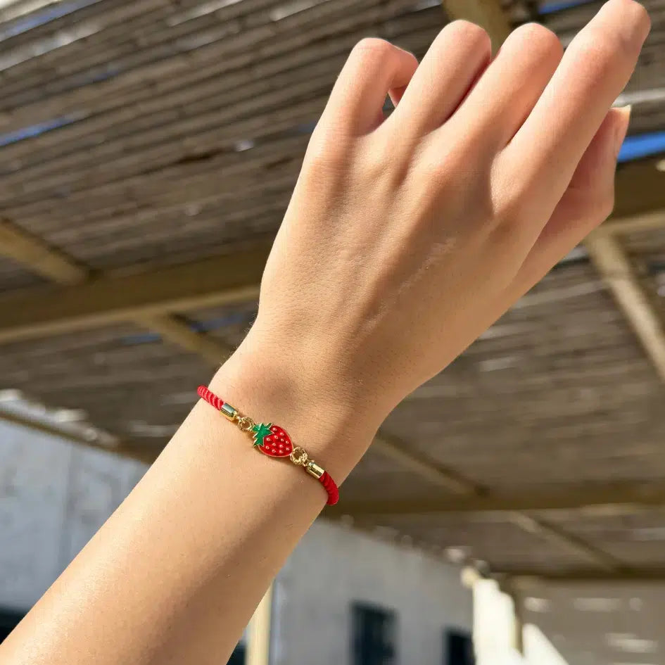 bracelet fraise charmant en cordon rouge ajustable et élégant