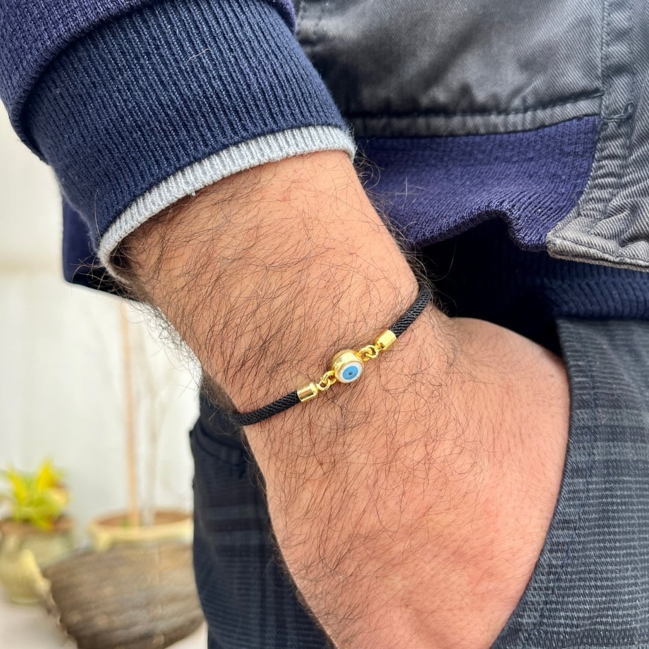 Bracelet artisanal noir avec le symbole de l’œil bleu