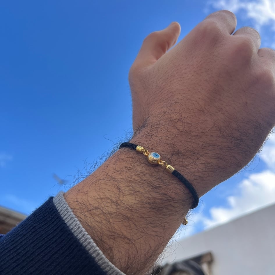 Bracelet artisanal noir avec le symbole de l’œil bleu