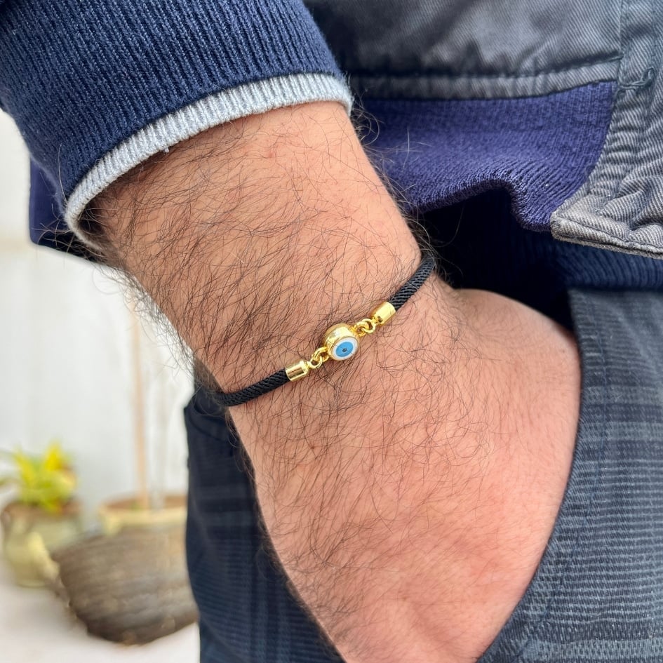 Bracelet artisanal noir avec le symbole de l’œil bleu