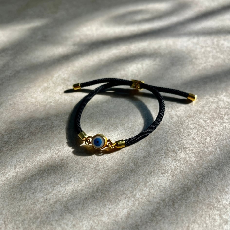 Bracelet artisanal noir avec le symbole de l’œil bleu