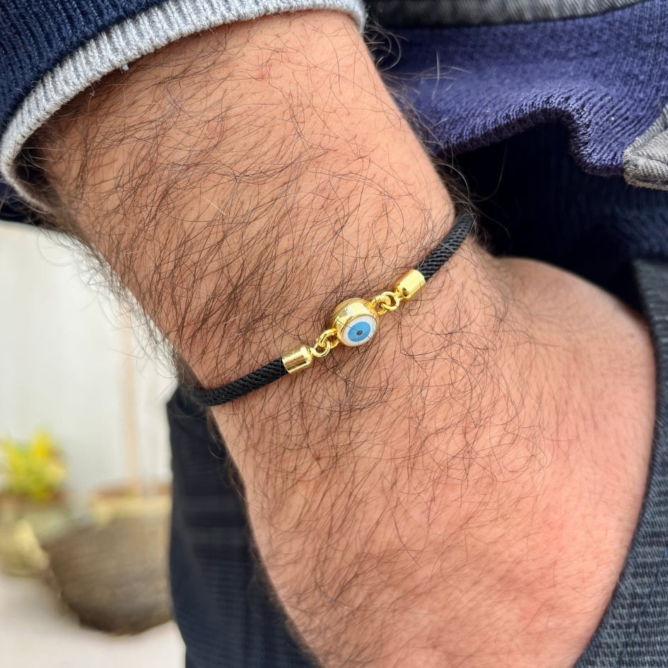 Bracelet artisanal noir avec le symbole de l’œil bleu