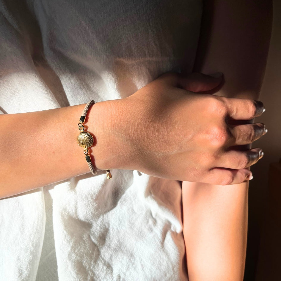 Bracelet coquillage double face fait main avec cordon beige et finitions dorées