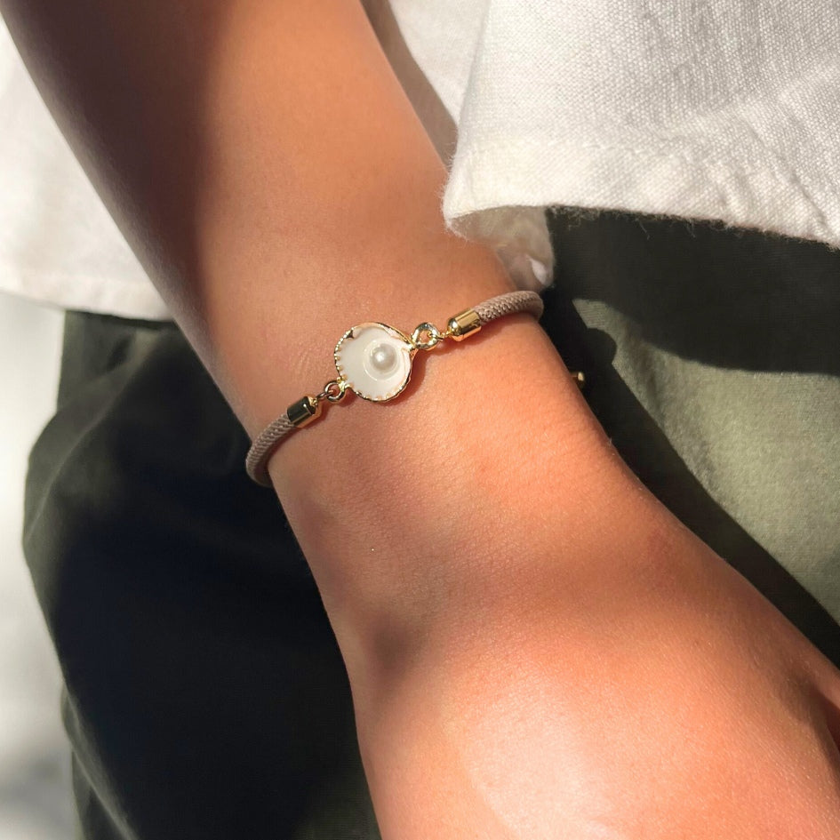 Bracelet coquillage double face fait main avec cordon beige et finitions dorées