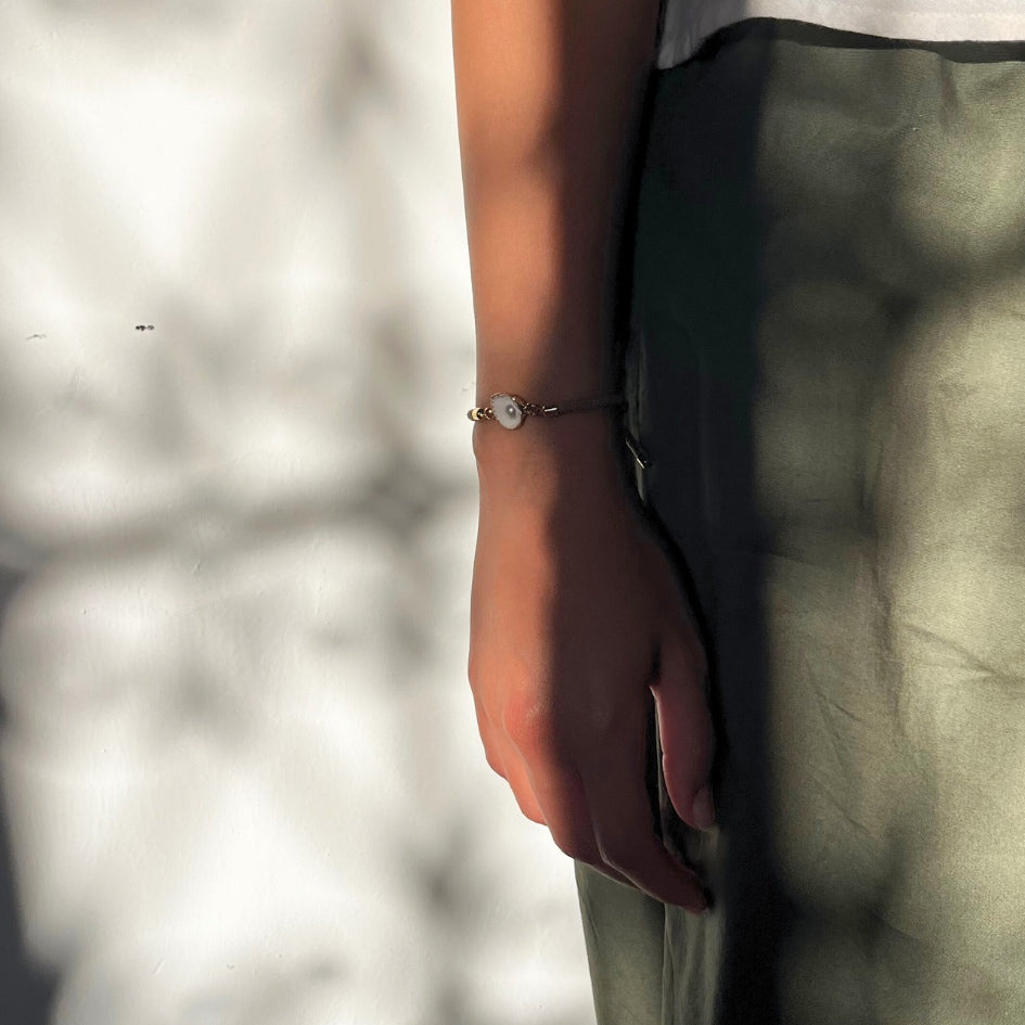 Bracelet coquillage double face fait main avec cordon beige et finitions dorées