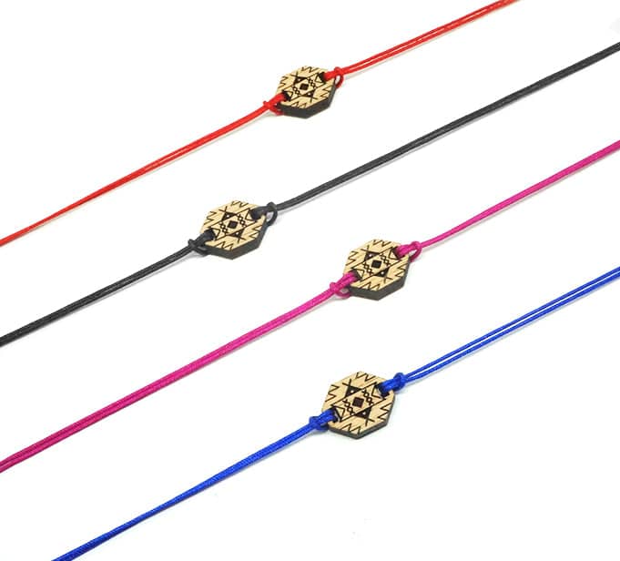 Bracelet berbére en cordon réglable avec pendentif en bois massif