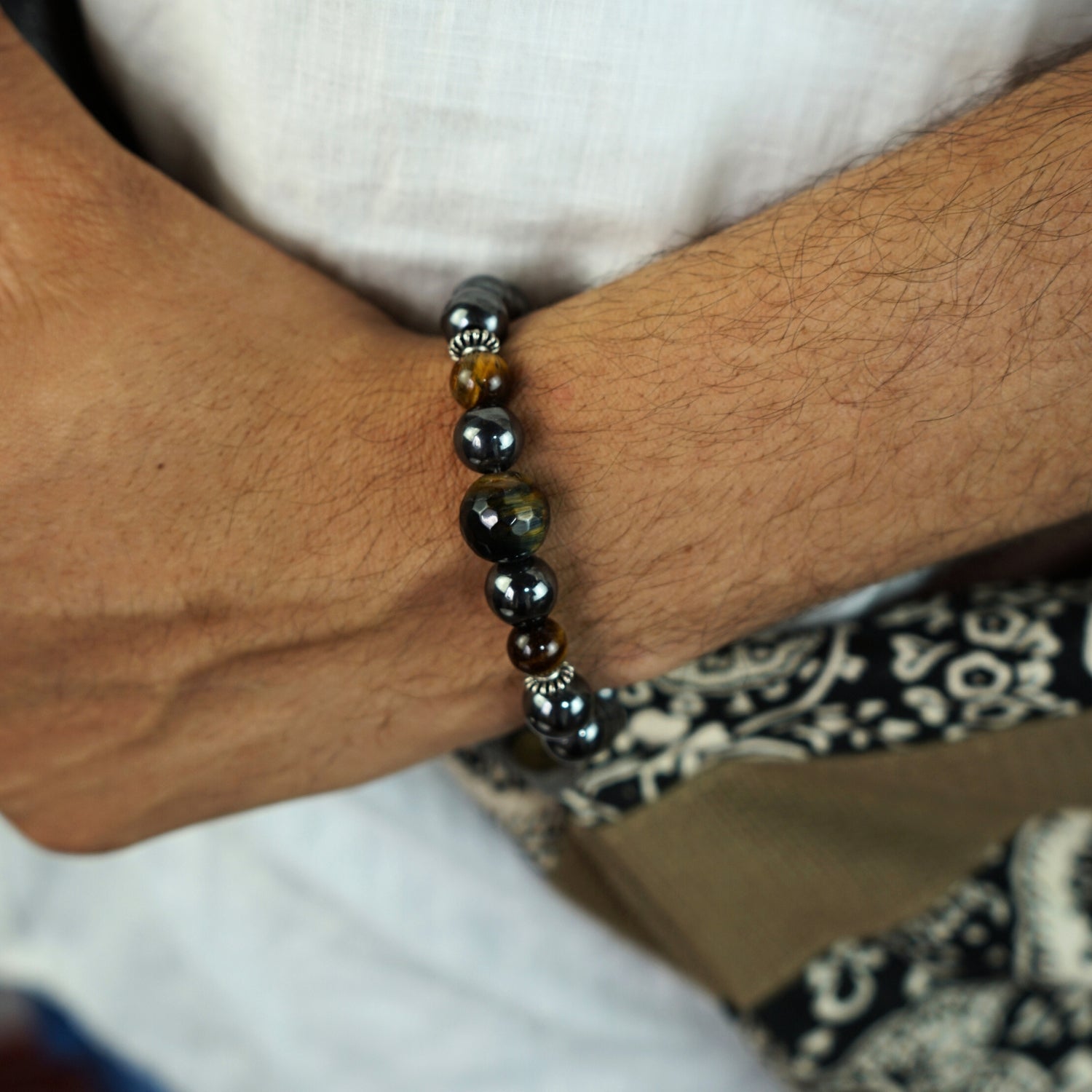 Bracelet homme en hématite et œil de tigre, l'élégance irrésistible