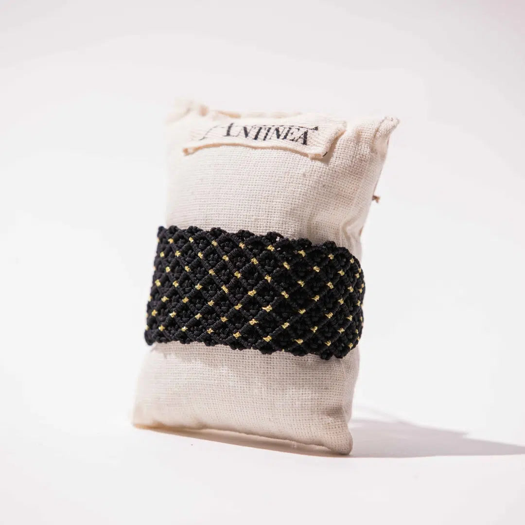 Bracelet manchette en micro-macramé noir et doré