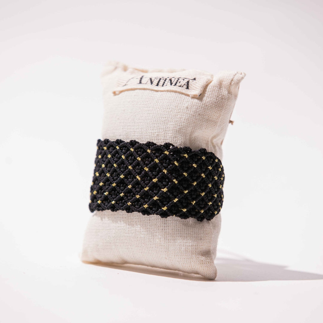 Bracelet manchette en micro-macramé noir et doré