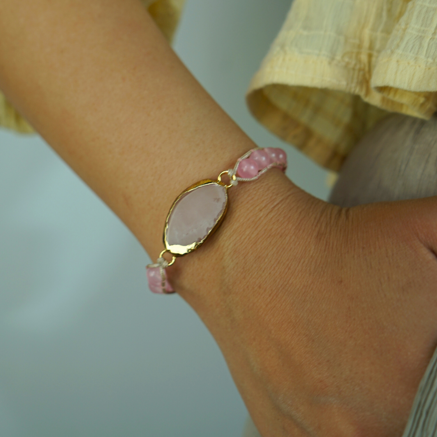 Bracelet hippie style en quartz rose et cuivre doré