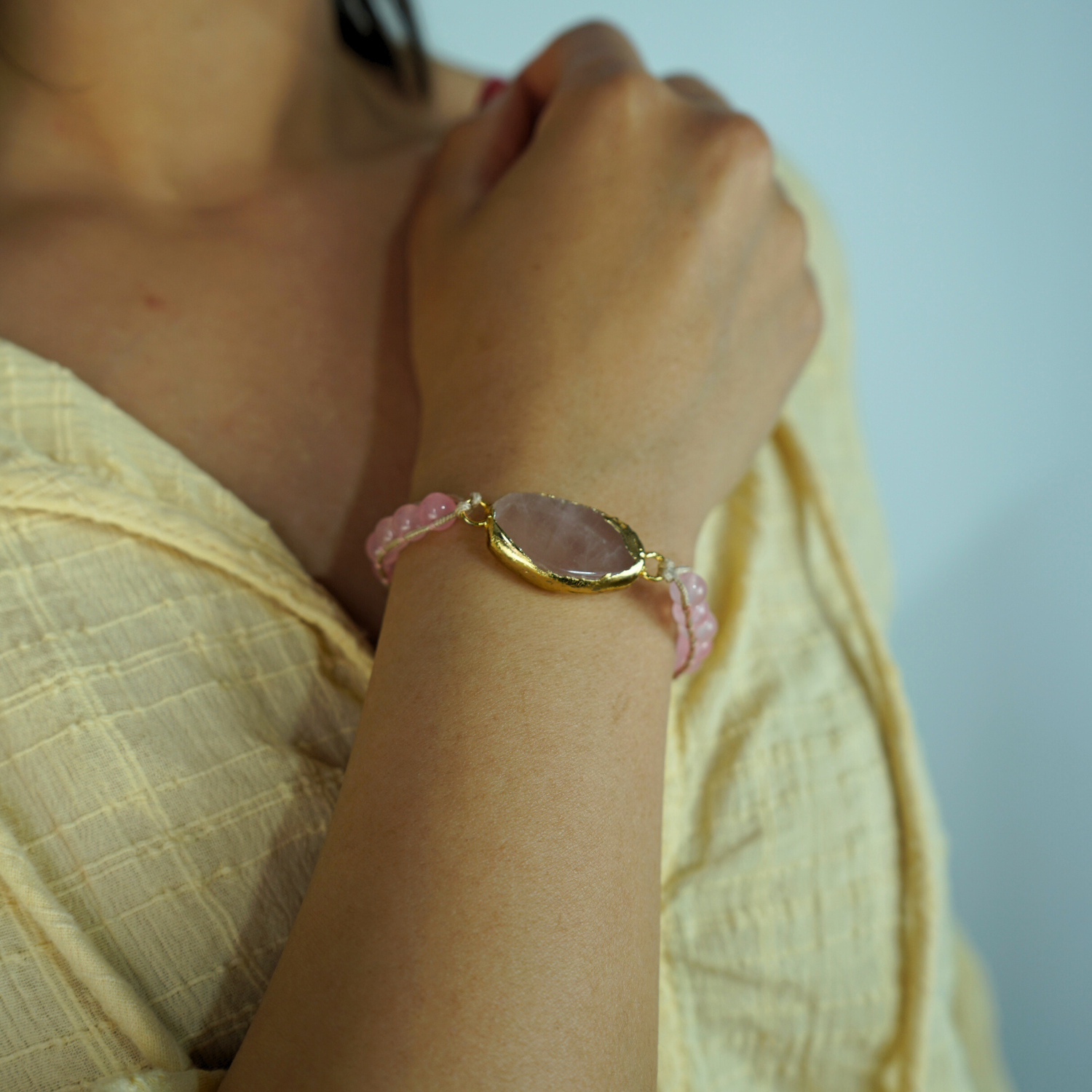 Bracelet hippie style en quartz rose et cuivre doré