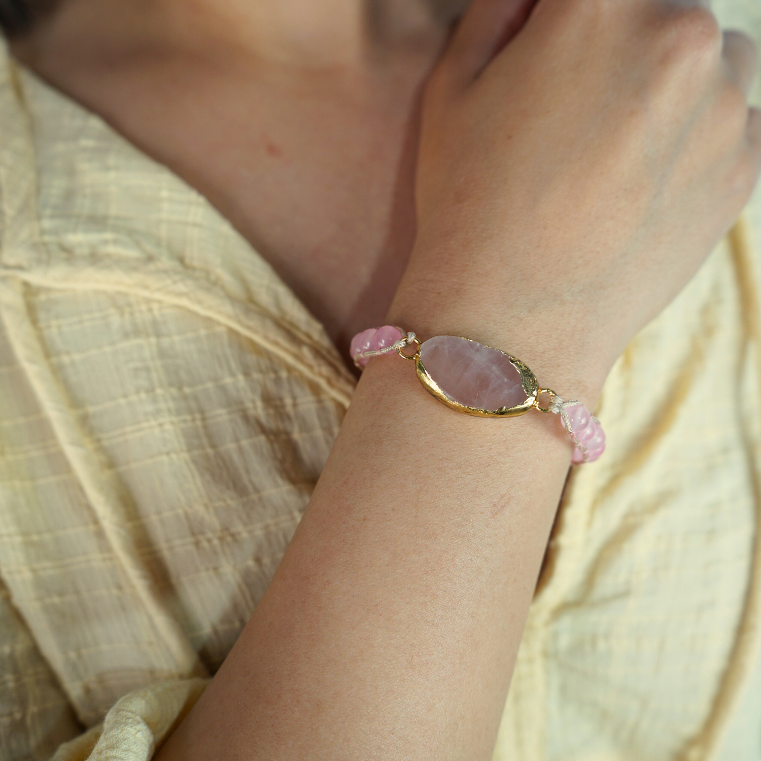 Bracelet hippie style en quartz rose et cuivre doré