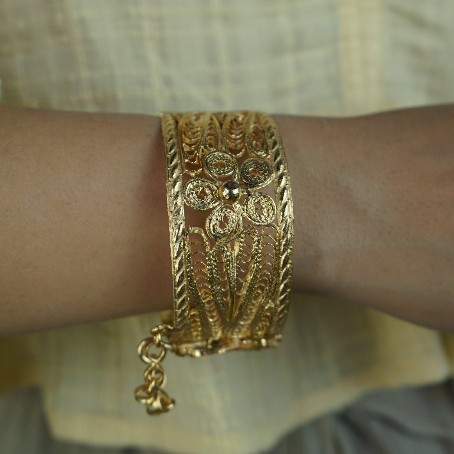 Bracelet filigrane en cuivre doré trempé dans l’or