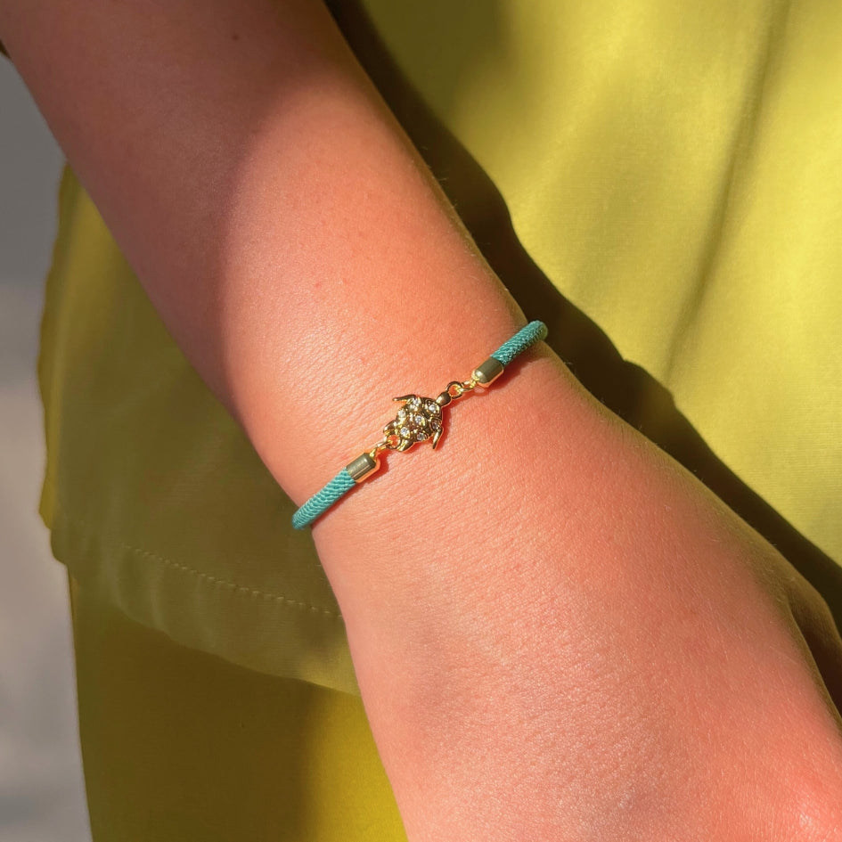 Bracelet ajustable tortue dorée sur corde verte fait main et symbolique