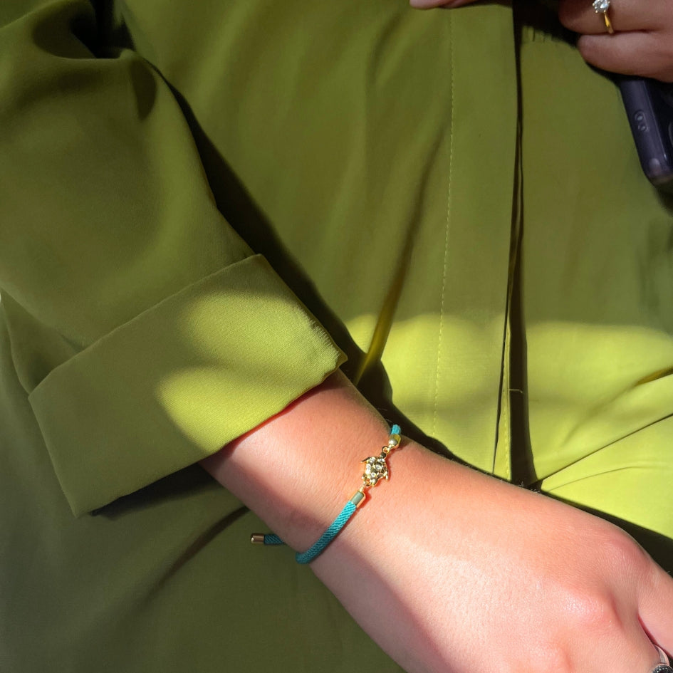 Bracelet ajustable tortue dorée sur corde verte fait main et symbolique