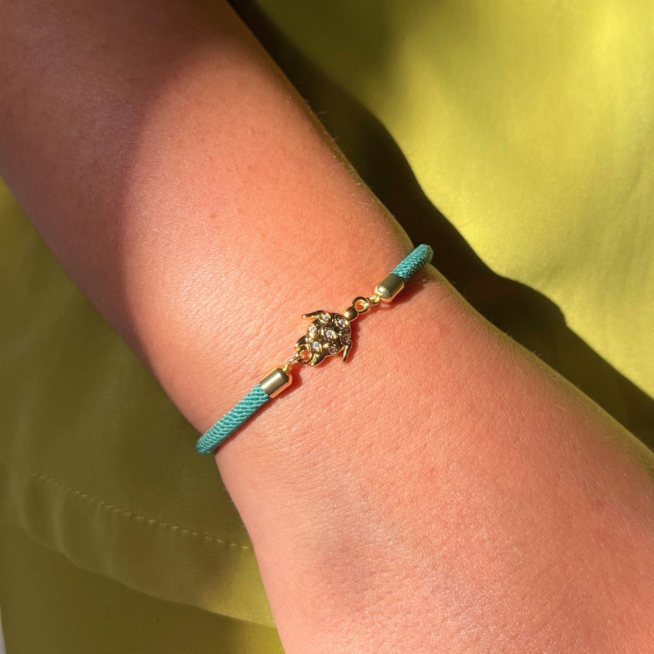 Bracelet ajustable tortue dorée sur corde verte fait main et symbolique