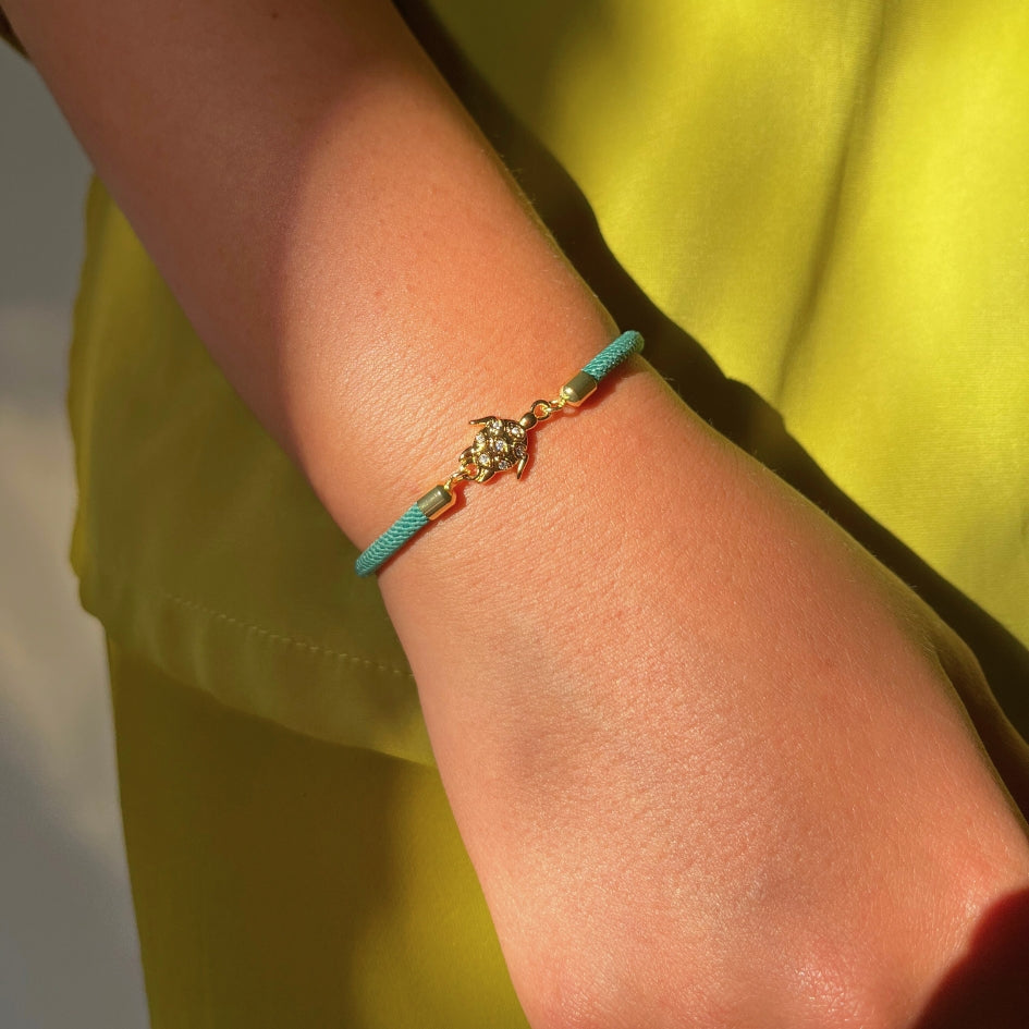 Bracelet ajustable tortue dorée sur corde verte fait main et symbolique
