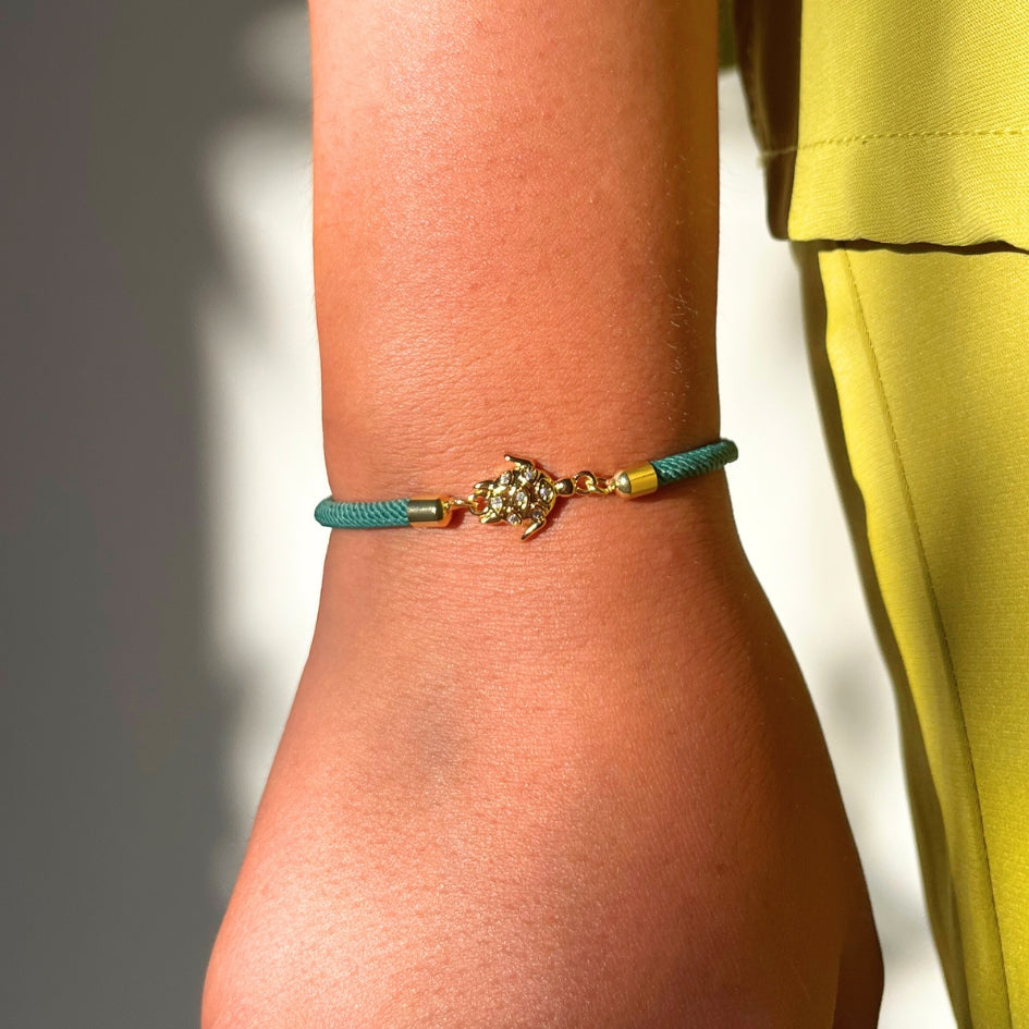 Bracelet ajustable tortue dorée sur corde verte fait main et symbolique