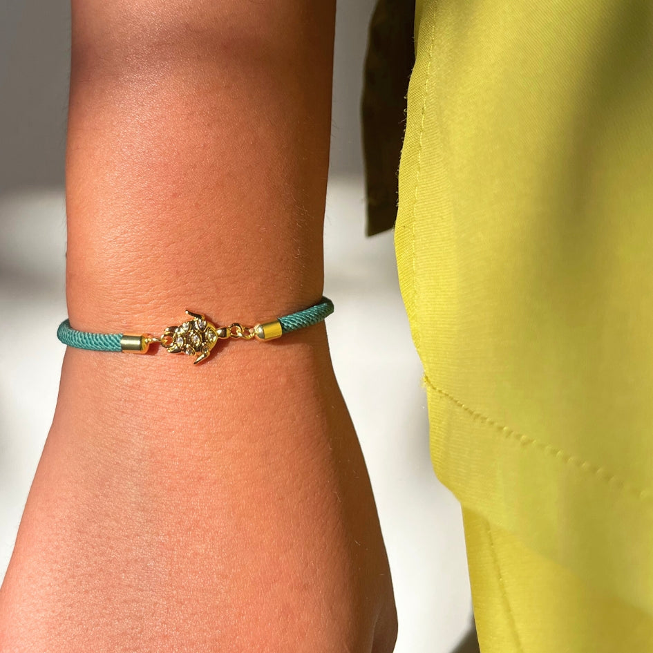 Bracelet ajustable tortue dorée sur corde verte fait main et symbolique